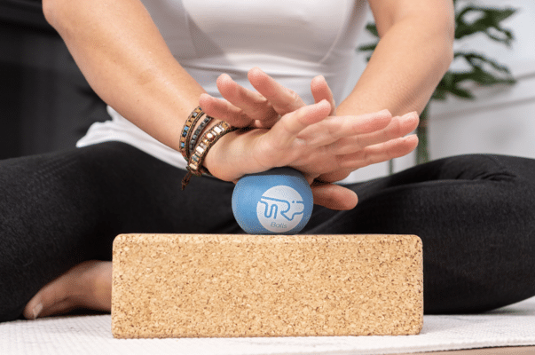 Automassage et balles de yoga en entreprise : Une solution innovante pour relâcher les tensions musculaires des salariés