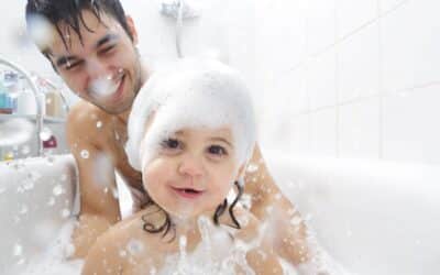 Âge limite pour un père lavant sa fille : jusqu’à quand est-ce approprié?